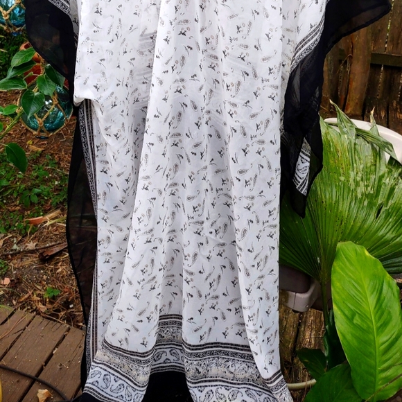 BCBG Generation Shawl Black & White Paisley - Picture 3 of 5